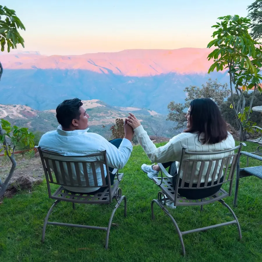 Dariana y Erick sentados frente al atardecer