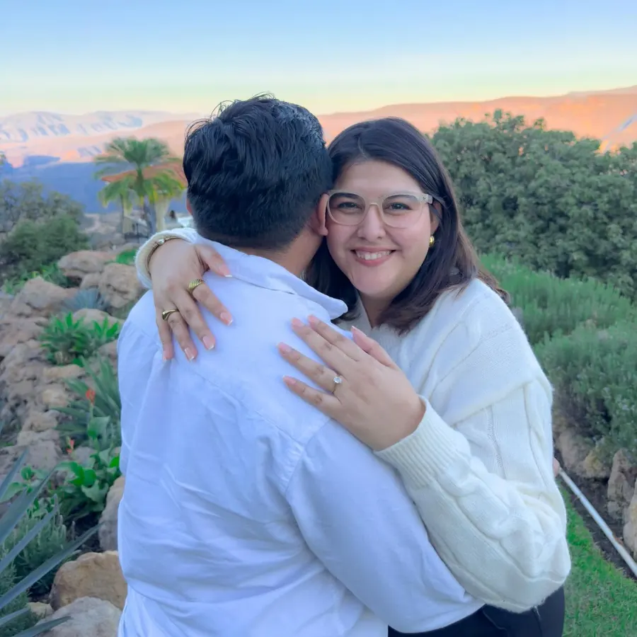 Dariana abraza a Erick con una gran sonrisa