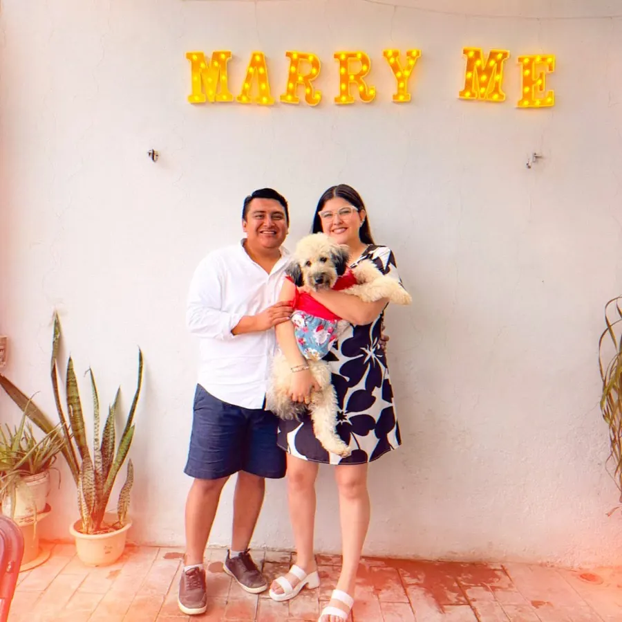 Dariana y Erick con su perrito